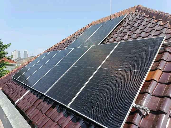 Panel Surya Mengubah Energi